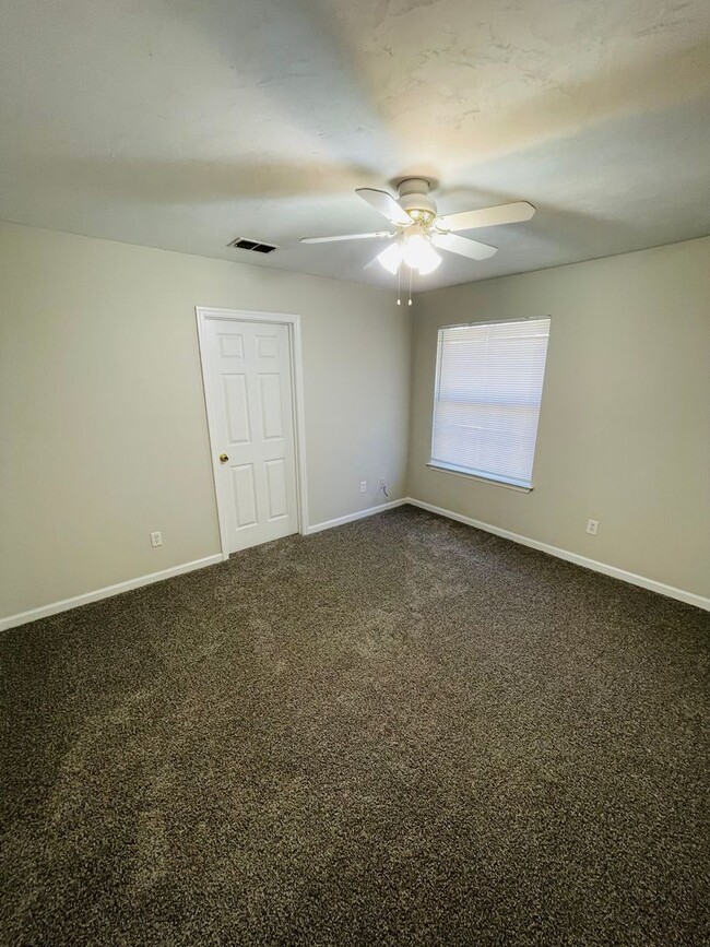 Building Photo - Spacious Townhouse off Hartsfield Road