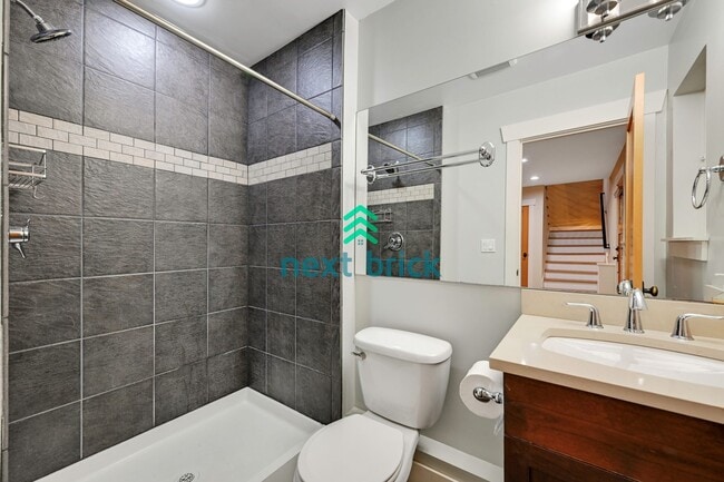 Building Photo - Stunning 2BR and 3BA single family with la...