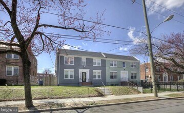 Building Photo - 257 Newcomb St SE
