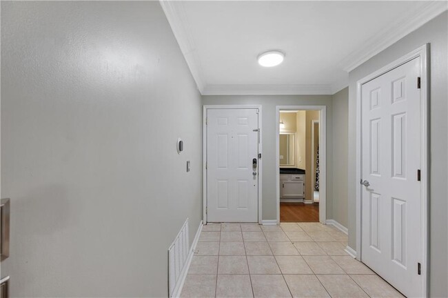 Building Photo - 601 Abingdon Way NE