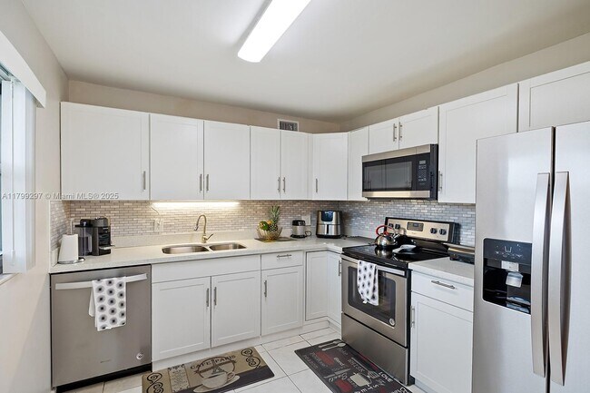 Building Photo - 13550 SW 6th Ct