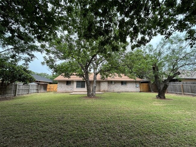 Building Photo - 1805 Broadmoor Dr