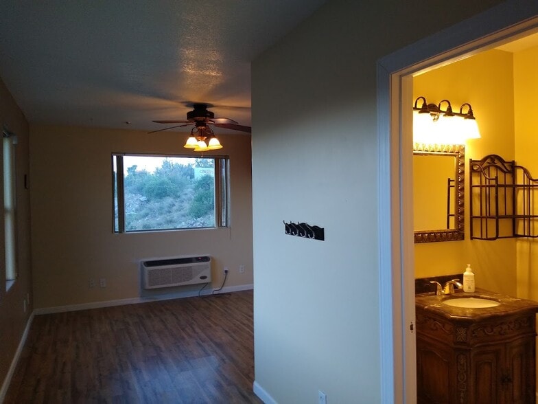 Building Photo - 1003 N Opal Dr