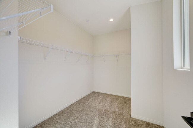 Building Photo - Stunning Summerlin townhome! 2 car garage!