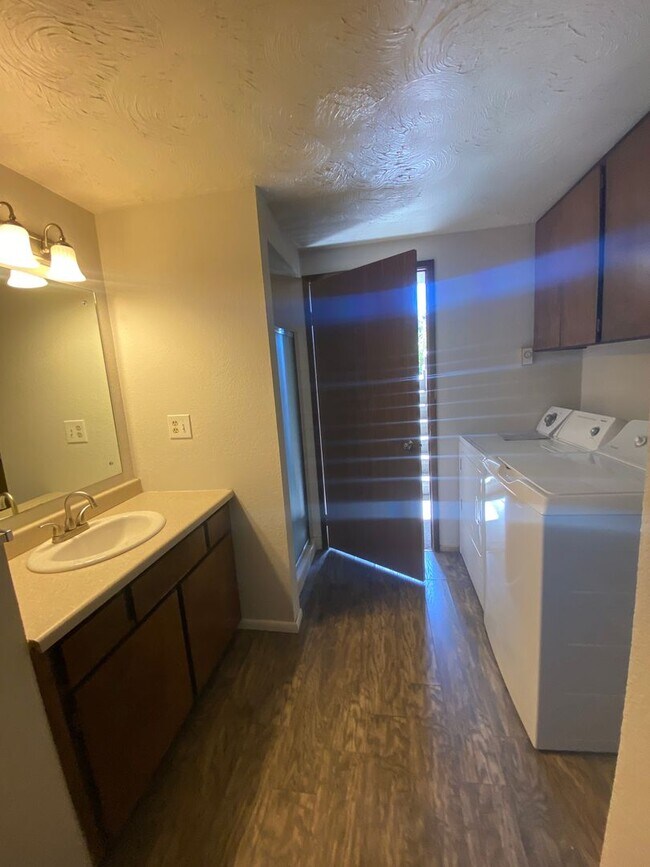 Building Photo - 2531-2533 E 27th Ave