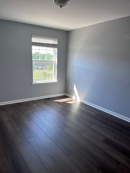 Building Photo - 2604 Riversedge Dr
