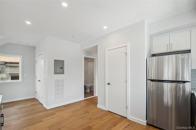 Building Photo - 46 Hudson St