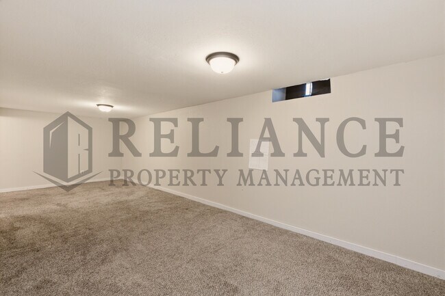 Building Photo - 2017 S Grn Acrs St