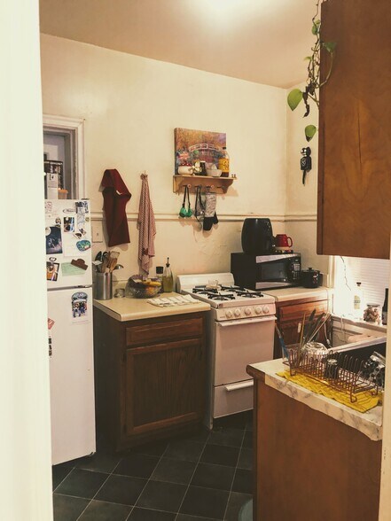 Kitchen - 1424 Grove Ave