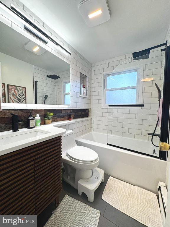 Building Photo - 10712 Warwick Ave