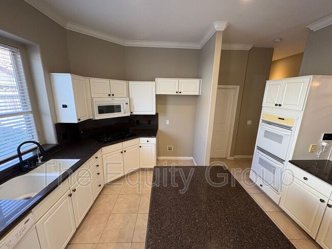 Building Photo - 2511 S Peppertree St