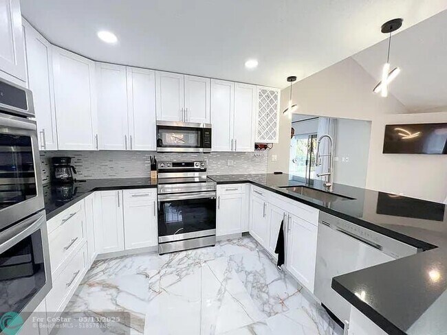 Building Photo - 2060 Amesbury Cir