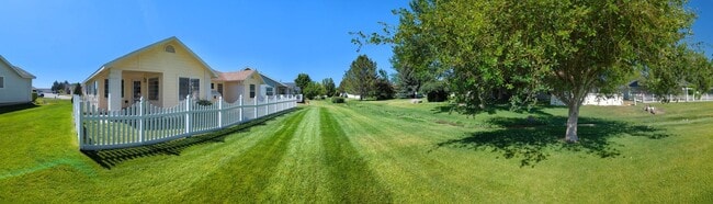 Building Photo - Park Like Setting