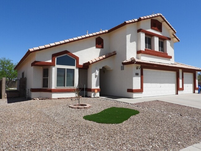 Building Photo - 5 bedroom 3 bath