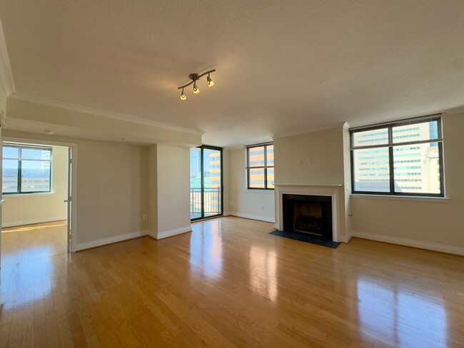 Building Photo - Spacious 2Beds/2baths Condo in the Heart o...