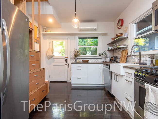 Building Photo - Remarkably Remodeled Queen Anne Home w/Air Conditioning!