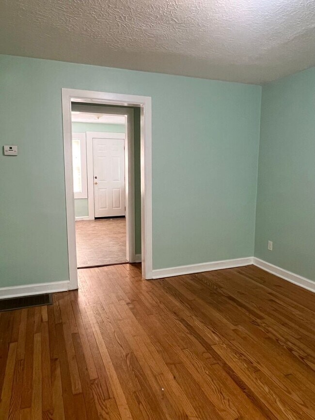 Building Photo - 2 bedroom 1 bath Bungalow in North West As...