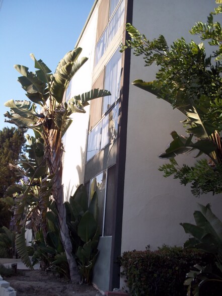 Building Photo - 13059 Oxnard St