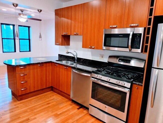 Building Photo - 2544 W Hollywood Ave