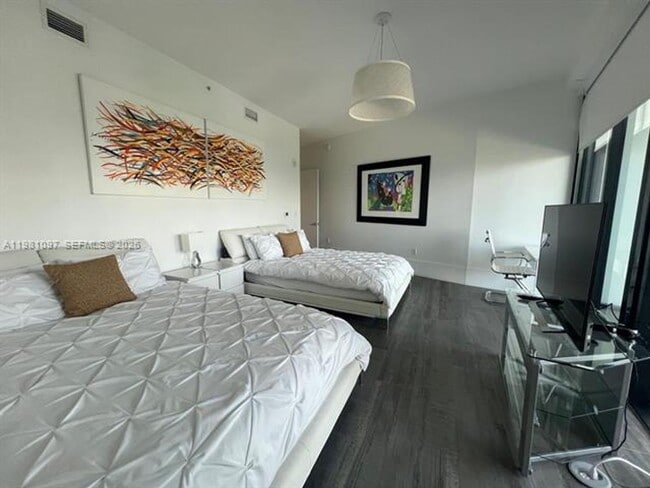 Building Photo - 5500 Island Estates Dr