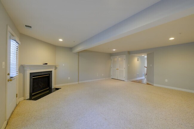 Building Photo - Luxury Living in the Villages of Urbana