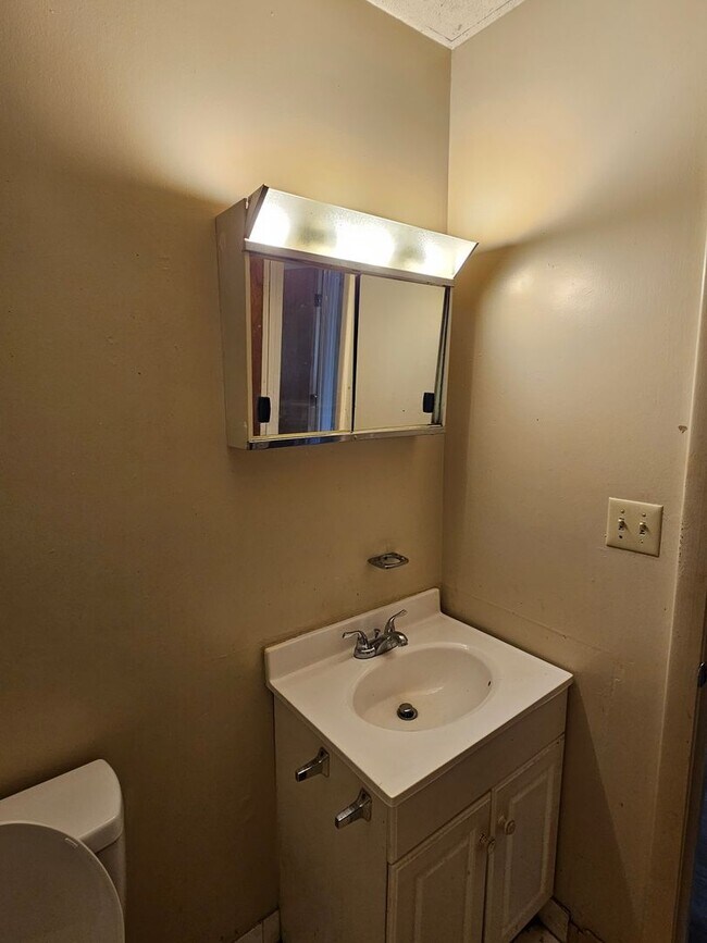 Building Photo - 2865 A Glenhills Cir