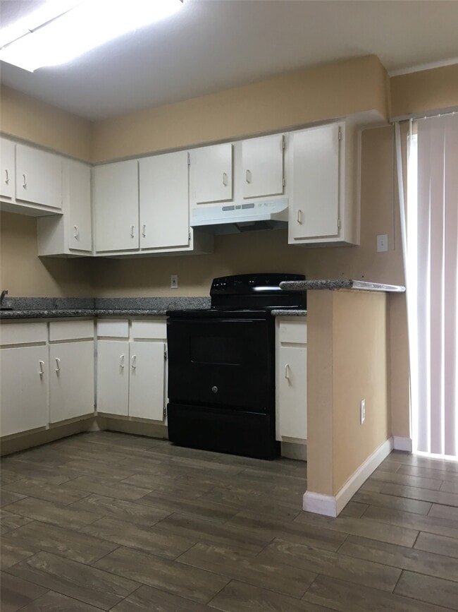 Building Photo - 5625 Antoine Dr