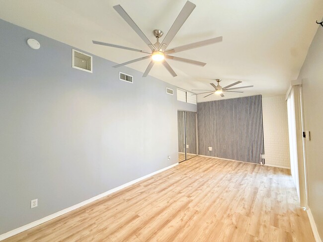 Building Photo - AVAILBLE NOW !! 2 Bedroom 2 Bathroom Apart...