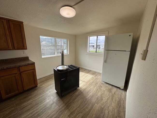 Building Photo - Small 2 bedroom 1 bath