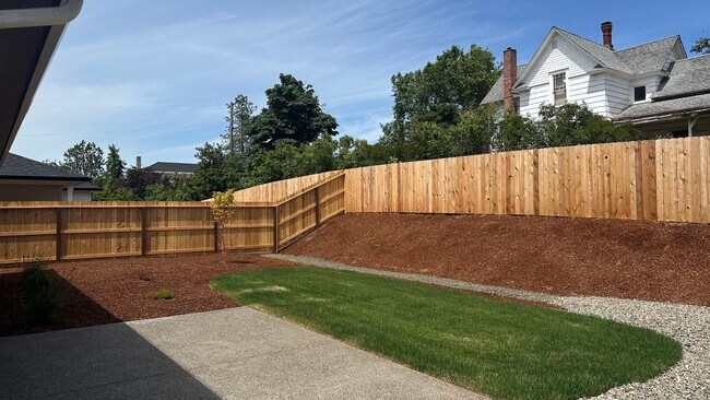 Building Photo - ~Brand New House in Oakland~