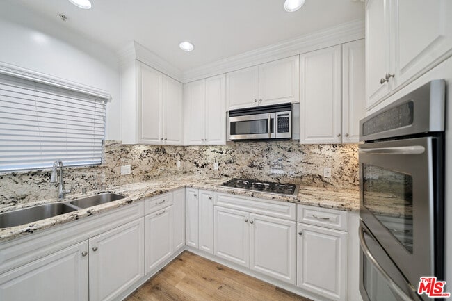 Building Photo - 1529 S Beverly Dr