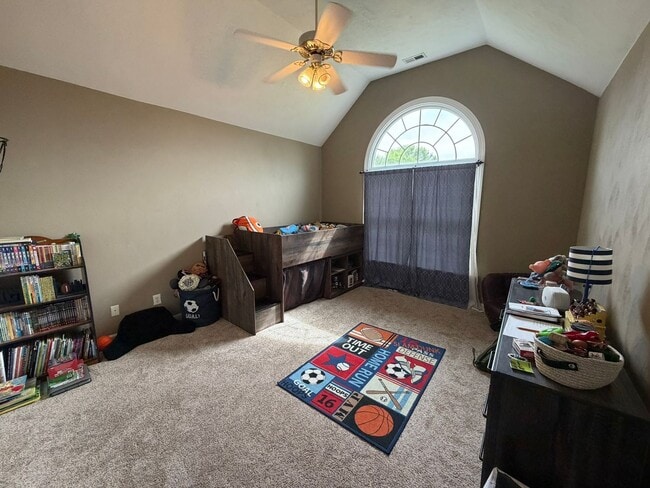 Building Photo - 4 Bed / 2.5 Bath Single Family Home