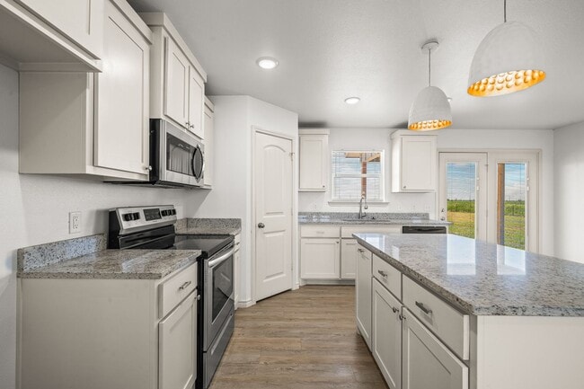 Building Photo - 3 Bedroom 2 Bathroom Home on 1 Acre Lots!
