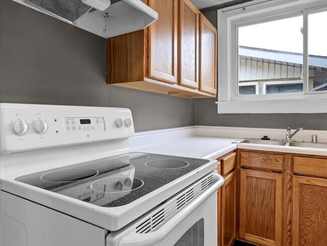 Building Photo - 3220 Grant Ave