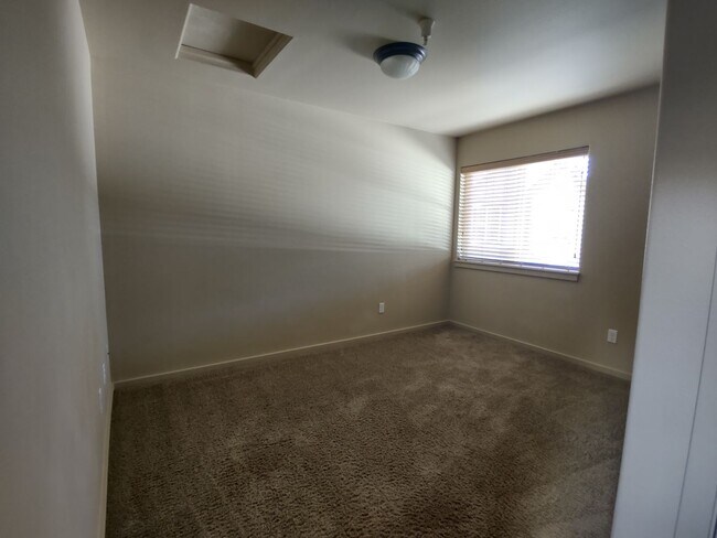 Building Photo - NW 3x2 townhome with primary bedroom on the main level