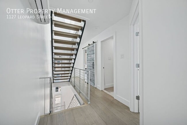 Building Photo - 1127 Leopard St