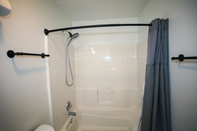 Building Photo - 665 Lakeside Cir