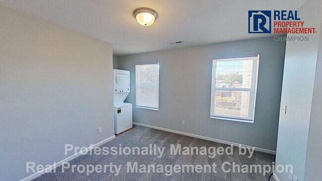 Building Photo - Adorable 3 BD 1.5 BA Home on Corner Lot with Fenced Back Yard