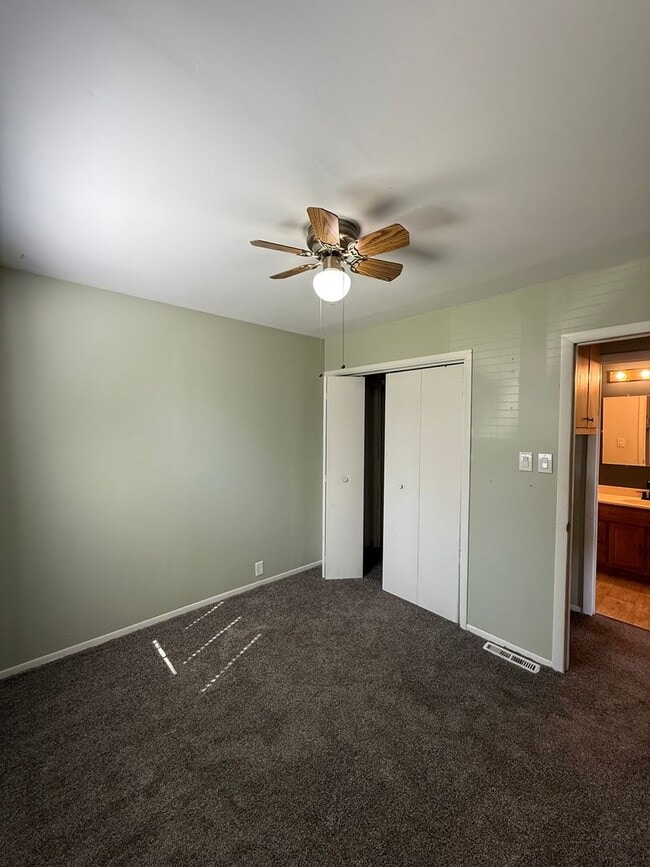 Building Photo - 2 bedroom 2 bathroom