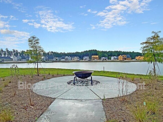 Building Photo - 450 Carrara Dr