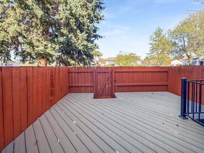 Building Photo - $0 DEPOSIT OPTION. CHARMING TWO-STORY TOWN...