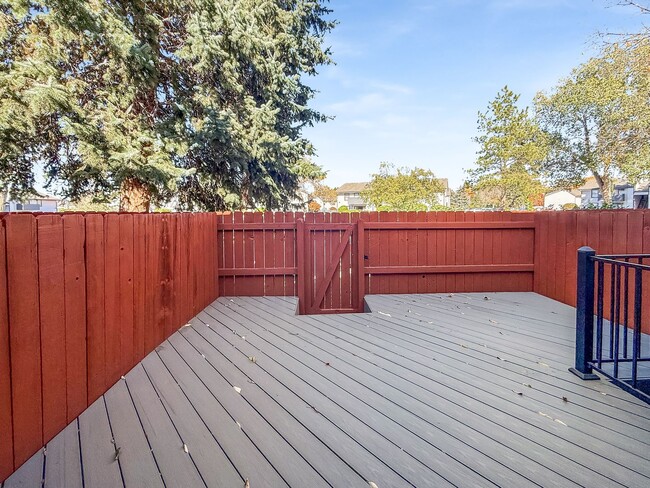 Building Photo - $0 DEPOSIT OPTION. CHARMING TWO-STORY TOWNHOUSE WITH FINISHED BASEMENT, GARAGE, AND HOA AMENITIES...