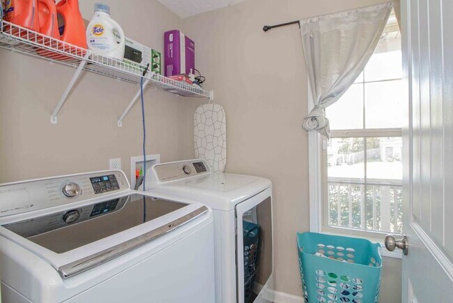 Building Photo - 1411 Freedom Dr