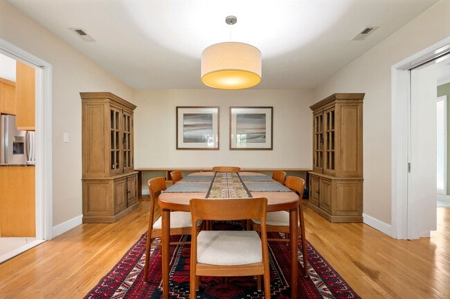 Building Photo - Prestine mid-century modern ranch minutes from Southpoint!- Application Pending