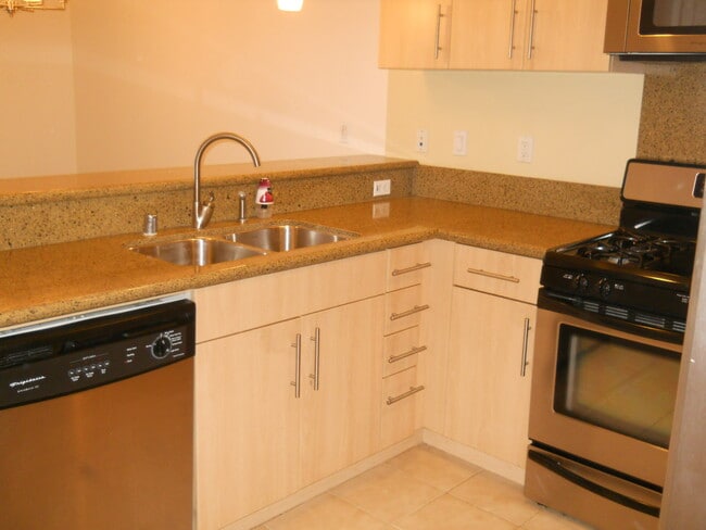 Building Photo - Beautiful 2 bedroom 2 bath town home plus ...