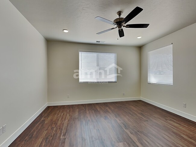 Building Photo - 9492 W Shumard St