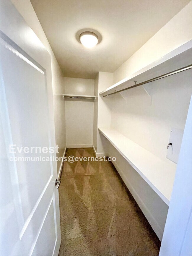 Building Photo - Spacious Town Home with Fenced Yard and Ample Parking