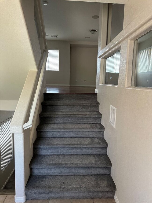 Building Photo - AVAILABLE NOW! Outstanding 3 Story Home!
