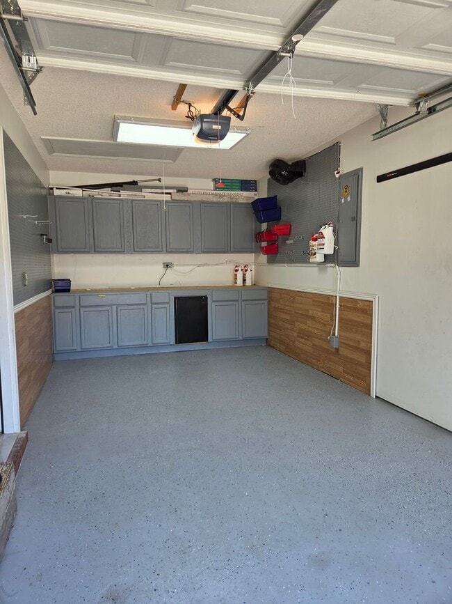 Building Photo - 3 Bedroom 2 bath fenced back yard in a quiet neighborhood!!