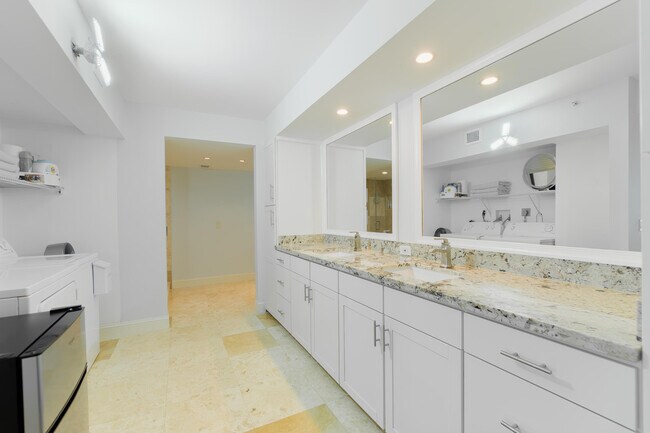Building Photo - 2565 S Ocean Blvd